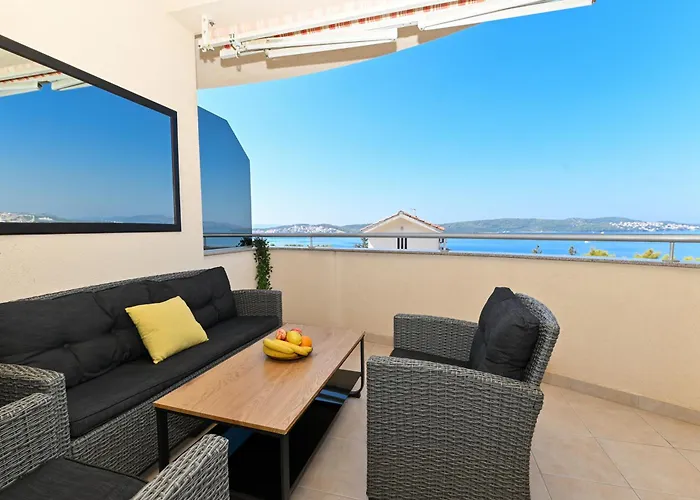 アパート Sunny Place With Sea View トロギール