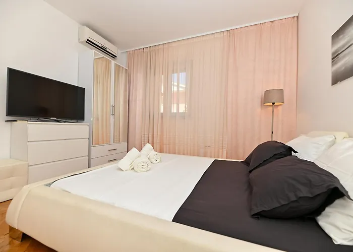 Sunny Place With Sea View アパート トロギール